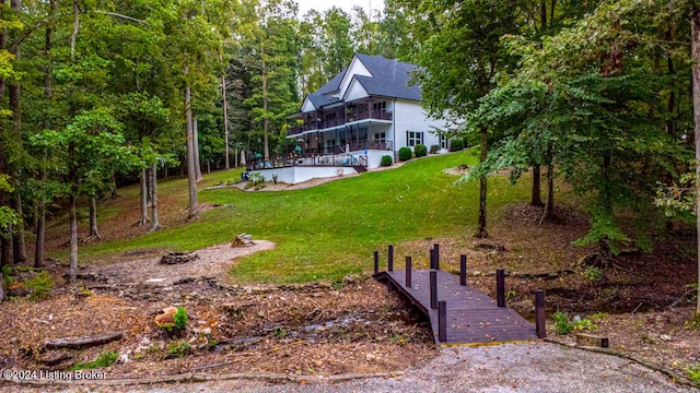 view of yard with a pool