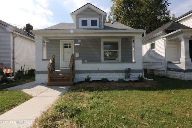 bungalow-style home featuring a front lawn