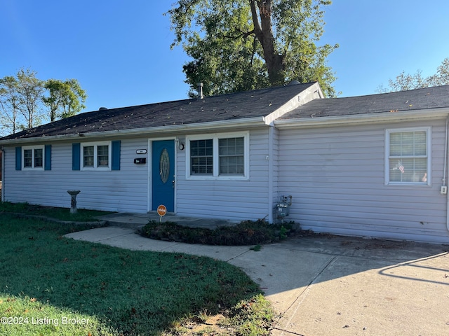 ranch-style home with a front yard