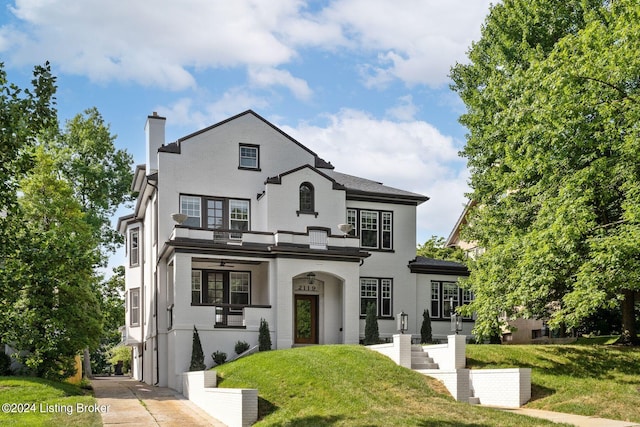 view of front of home featuring a front lawn