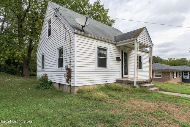 view of front of home with a front lawn