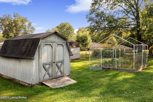 view of outdoor structure featuring a yard