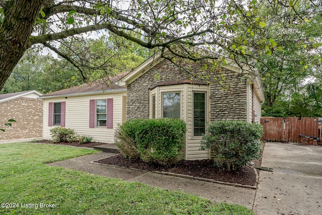 view of front of house with a front lawn