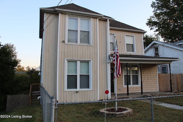 view of front of home featuring a yard