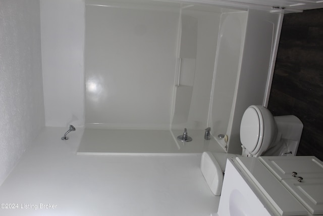 full bathroom with washtub / shower combination, vanity, and toilet