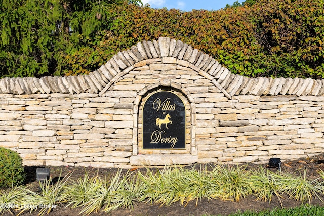 view of community / neighborhood sign