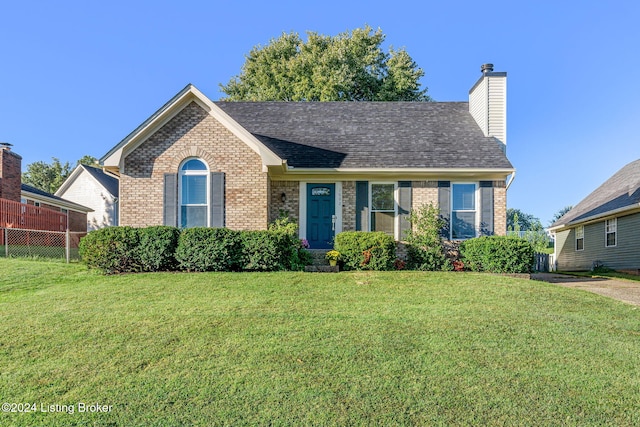 view of front of property featuring a front lawn