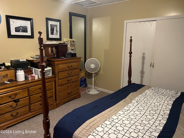 bedroom featuring carpet flooring and a closet