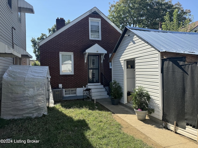 view of front facade featuring a front yard