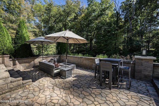 view of patio featuring an outdoor fire pit and outdoor dining area