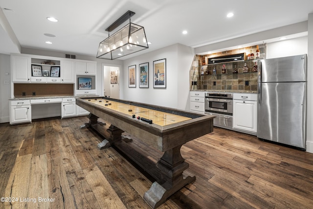 rec room with visible vents, dark wood finished floors, built in study area, and recessed lighting