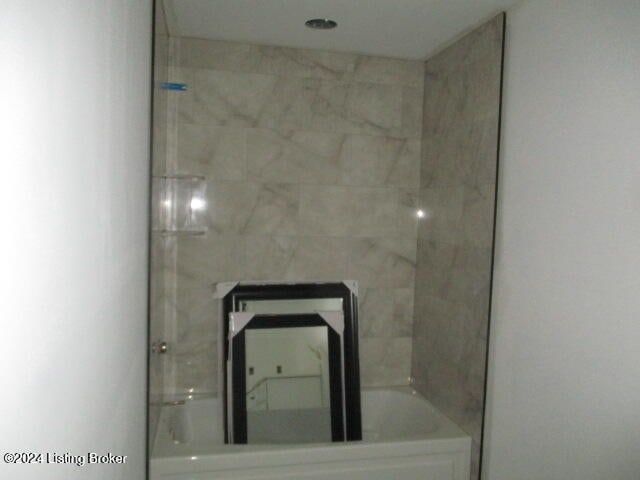 room details featuring tiled shower / bath