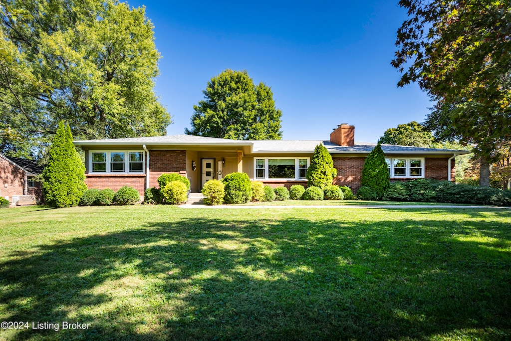 ranch-style home with a front yard