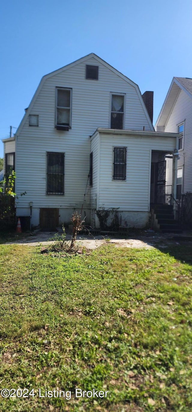 back of house featuring a yard