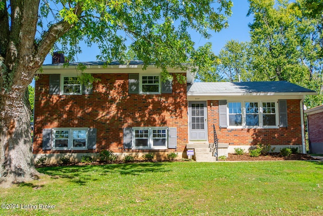 view of front of house with a front lawn