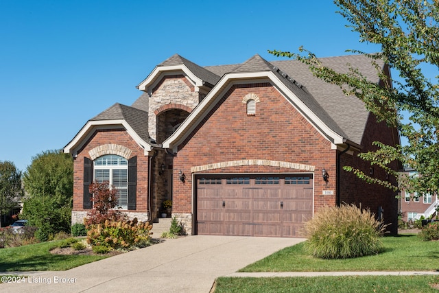 view of front of property featuring a front yard