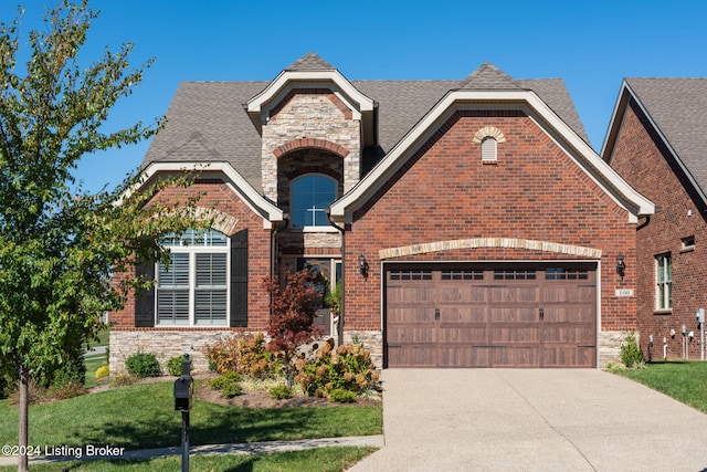 view of front of house featuring a front lawn