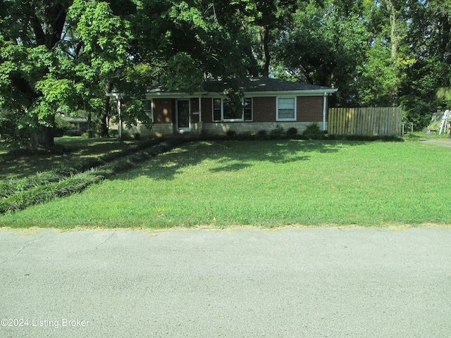 view of front of property featuring a front lawn