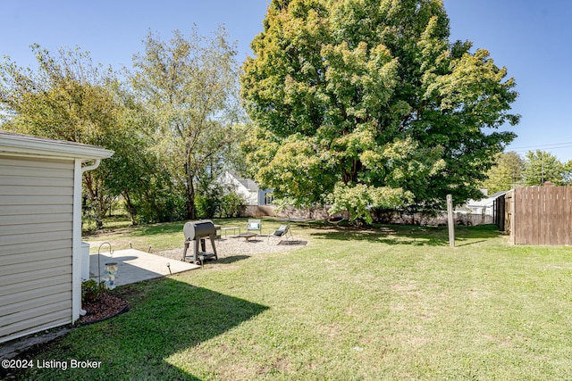 view of yard featuring a fire pit