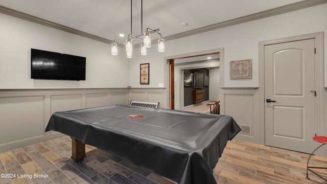 recreation room with crown molding, hardwood / wood-style floors, and billiards