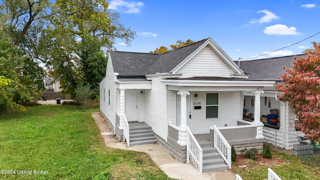 view of front of house featuring a front lawn