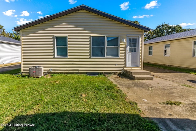 view of front facade with a front yard and cooling unit