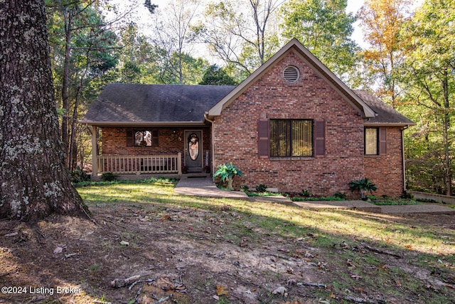 view of front of property featuring a front lawn