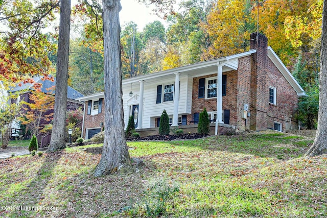 bi-level home featuring a front yard