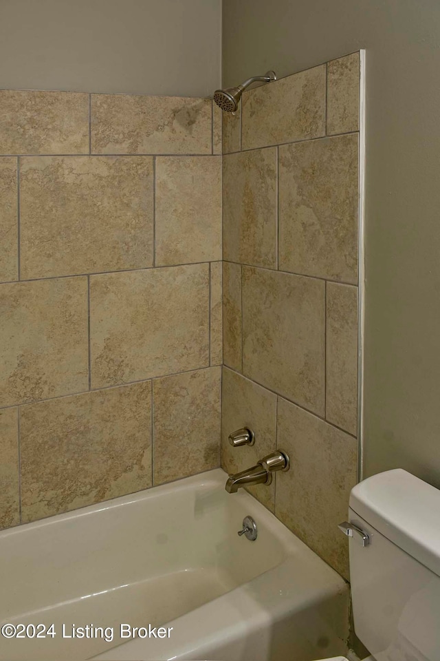 bathroom with tiled shower / bath and toilet