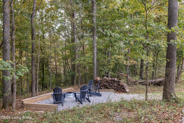 view of yard featuring an outdoor fire pit