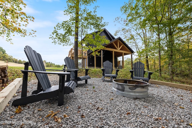 view of yard featuring an outdoor fire pit