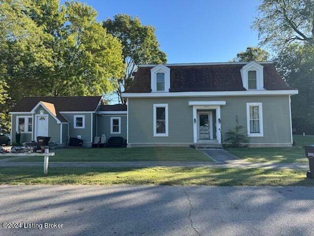 view of front of property with a front yard