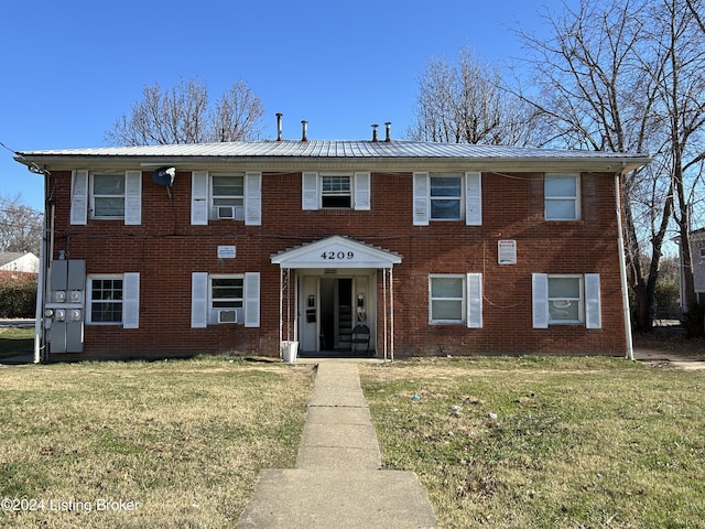 view of front of property featuring a front yard