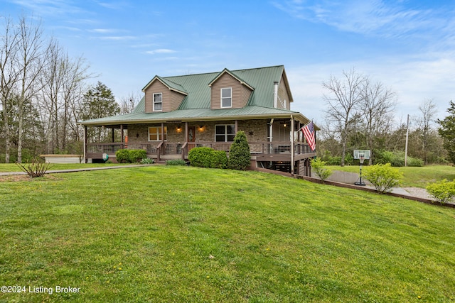 farmhouse featuring a front lawn and covered porch