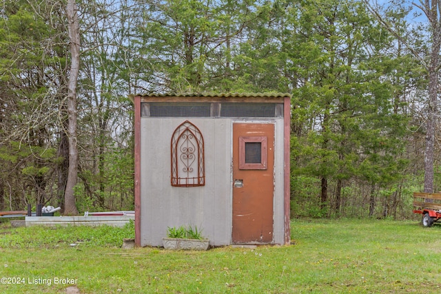 view of outdoor structure featuring a yard