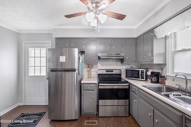 kitchen with dark wood-type flooring, stainless steel appliances, sink, and gray cabinets