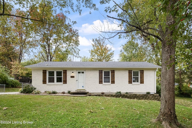 ranch-style home featuring a front yard