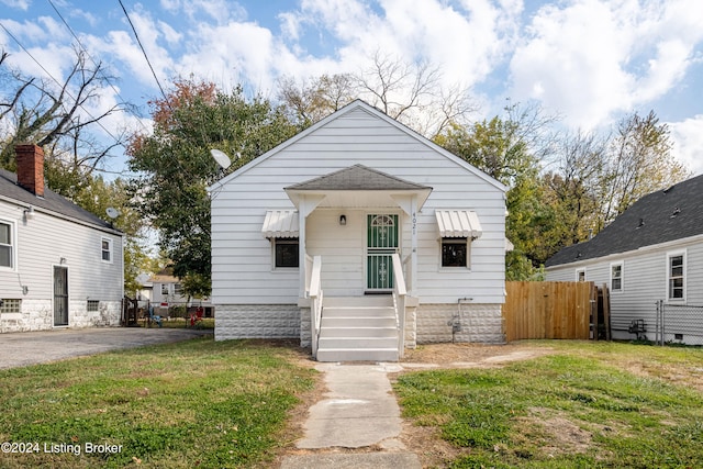 bungalow-style house featuring a front yard