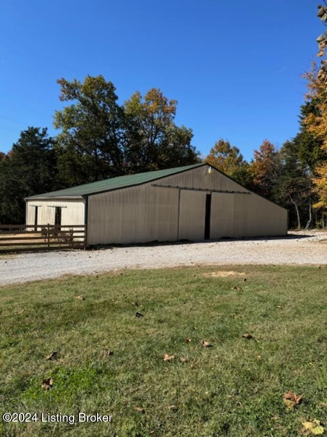 exterior space featuring a lawn