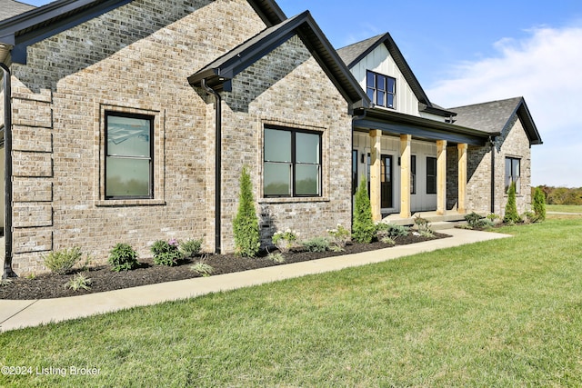 view of front of home featuring a front lawn