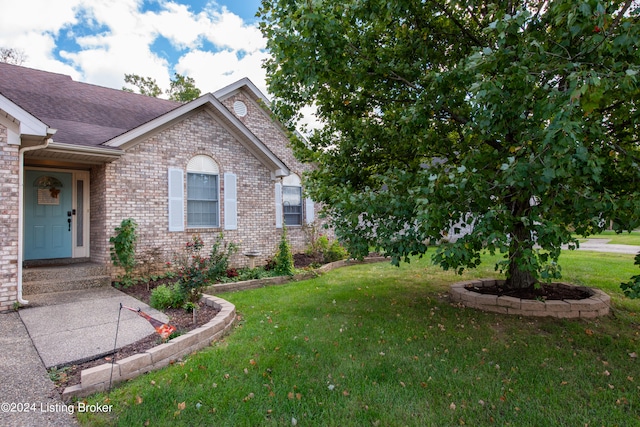 view of front of house featuring a front yard