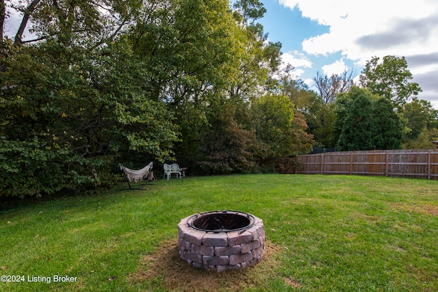 view of yard featuring a fire pit