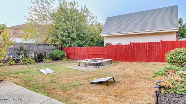 view of yard featuring a fire pit