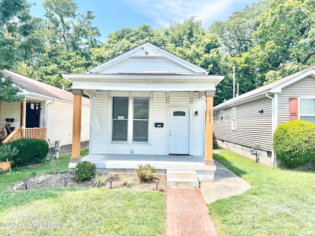 view of front of property featuring a porch and a front lawn