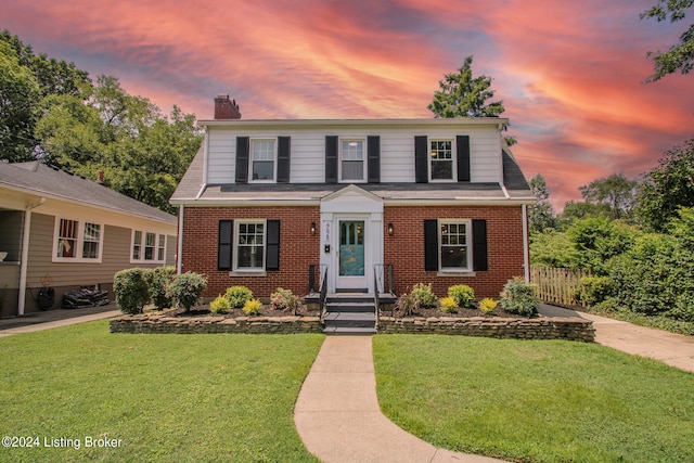 view of front facade with a lawn