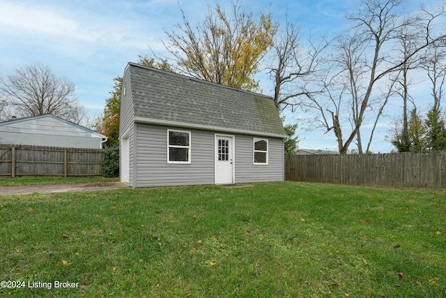 view of outdoor structure featuring a yard