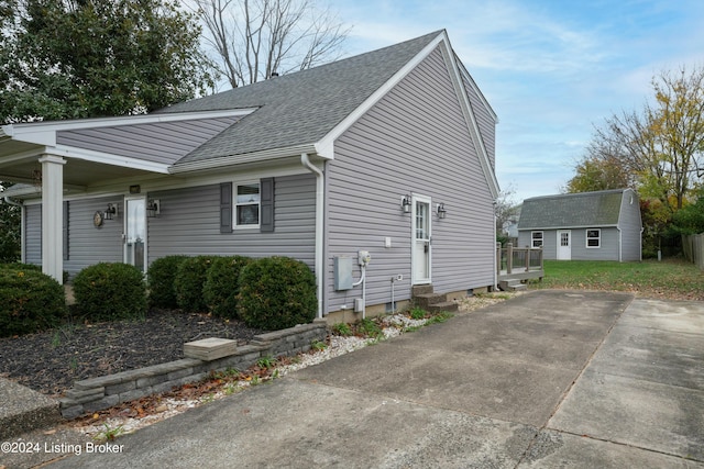 view of side of home featuring an outdoor structure