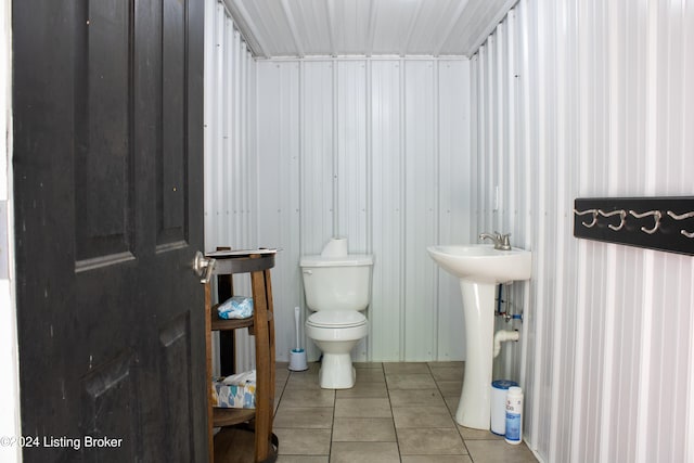 1353 Ferrill Hill Rd, Buffalo, KY 42716 - half bath featuring toilet, tile patterned flooring, and a sink