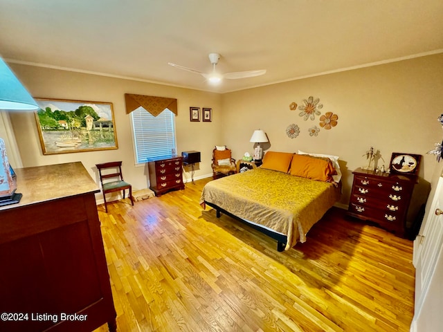 bedroom featuring light hardwood / wood-style floors, ornamental molding, and ceiling fan