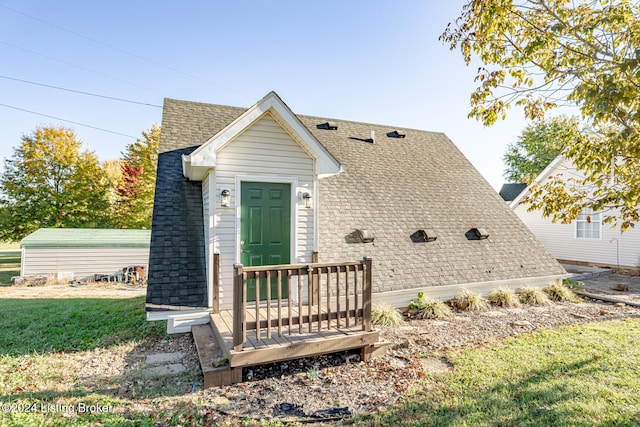 view of front facade with a front yard